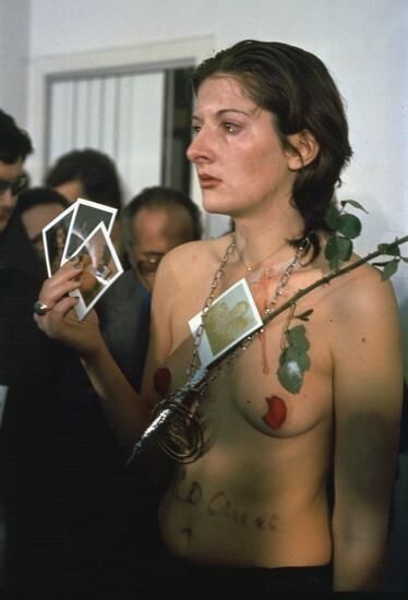 Перформанс "Ритм 0" Марины Абрамович, Италия, Неаполь, 1974 г.