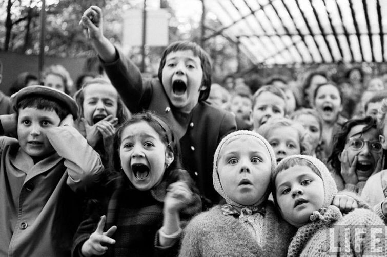 Дети смотрят, как убивают дракона в кукольном театре, Париж, 1963 год.