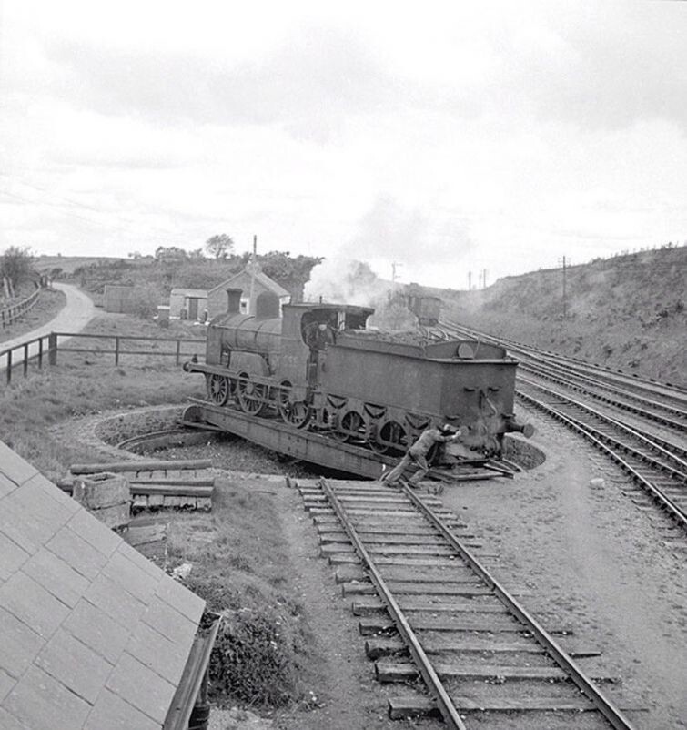 Рабочий разворачивает платформу с паровозом, Ирландия, 1960 год.