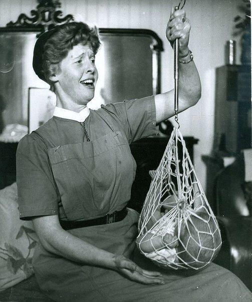Медсестра Катриона Макаскилл взвешивает ребёнка. Шотландия, Норт-Уист, 1959 год.