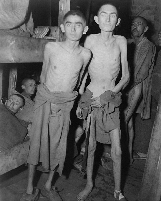 Еврейские узники в бараке после освобождения концентрационного лагеря Дахау, 29 апреля 1945 года