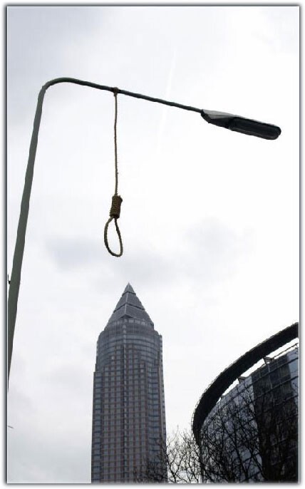 В социальной рекламе Amnesty International о недопустимости смертной казни креативщики из Leo Burnett в Германии превратили фонарные столбы в виселицы.