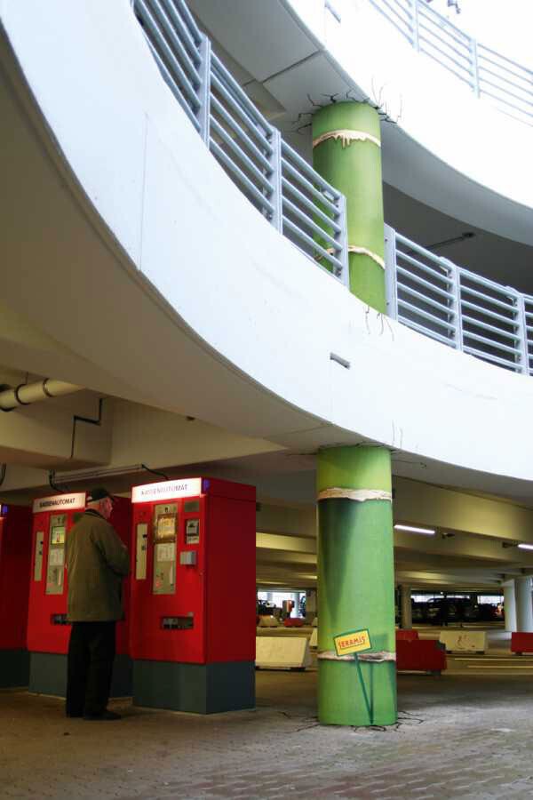 Scholz & Friends разработало кампанию для бренда удобрений Seramis, использовав в качестве медиа-носителей колонны в переходах, парковках, на станциях метро. Агентство стилизовало колонны под огромные ростки бамбука, пальмового дерева и кактуса.