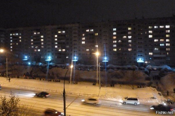 В Новосибирске жители многоквартирного дома договорились и зажгли в окнах сло...