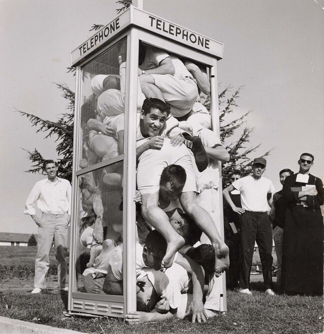 Двадцать два студента уместились в телефонной будке и установили этим мировой рекорд, 1959 год 