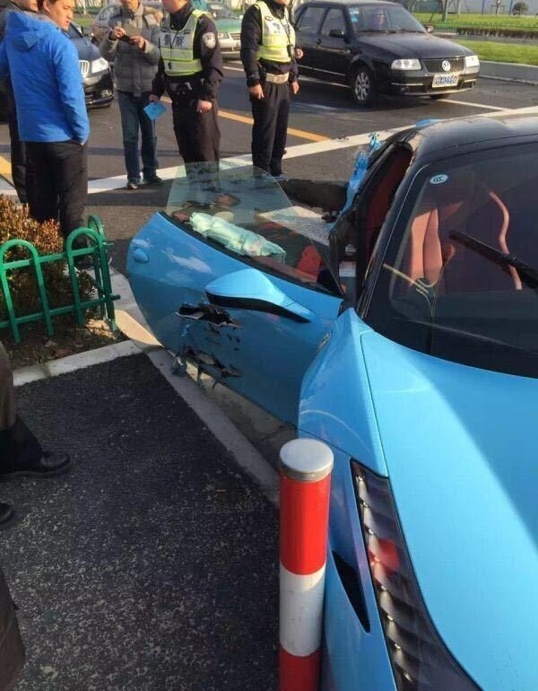 В аварии Ferrari оторвало заднюю часть кузова