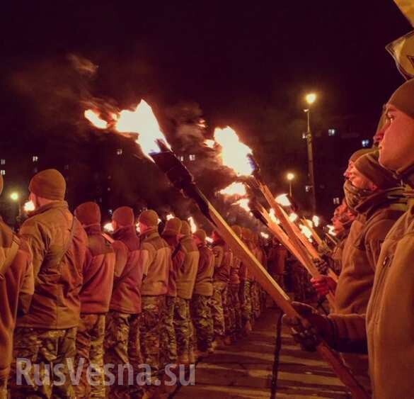 В Мариуполе прошёл факельный марш нацистов