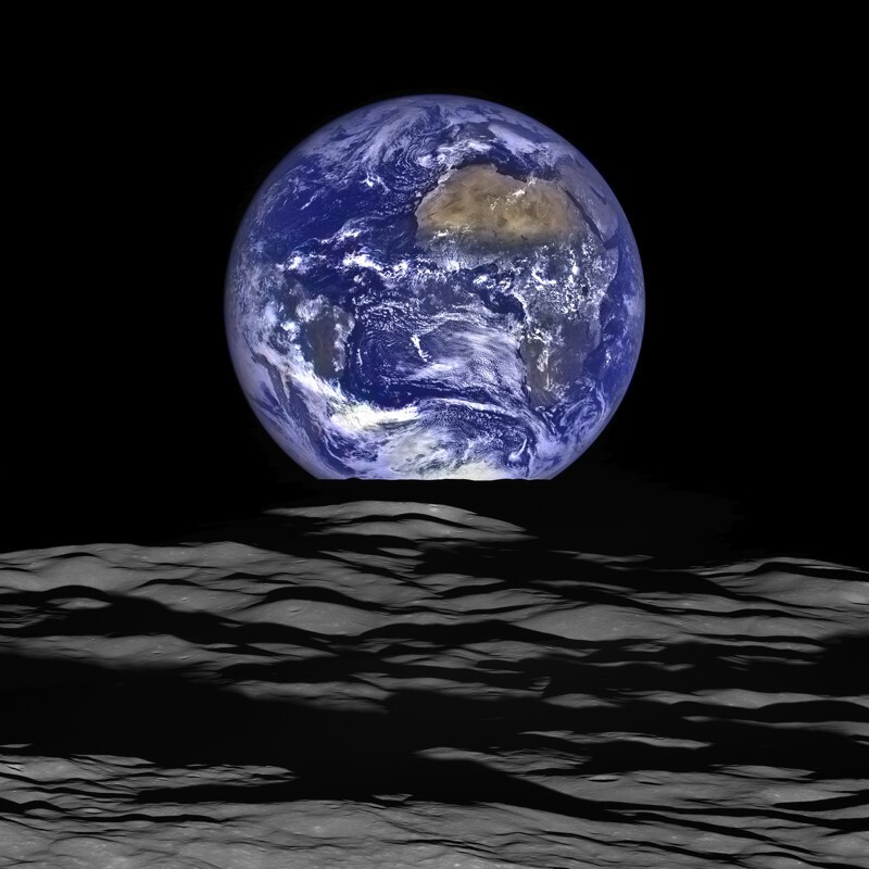 NASA показало вид с Луны на огромную Землю