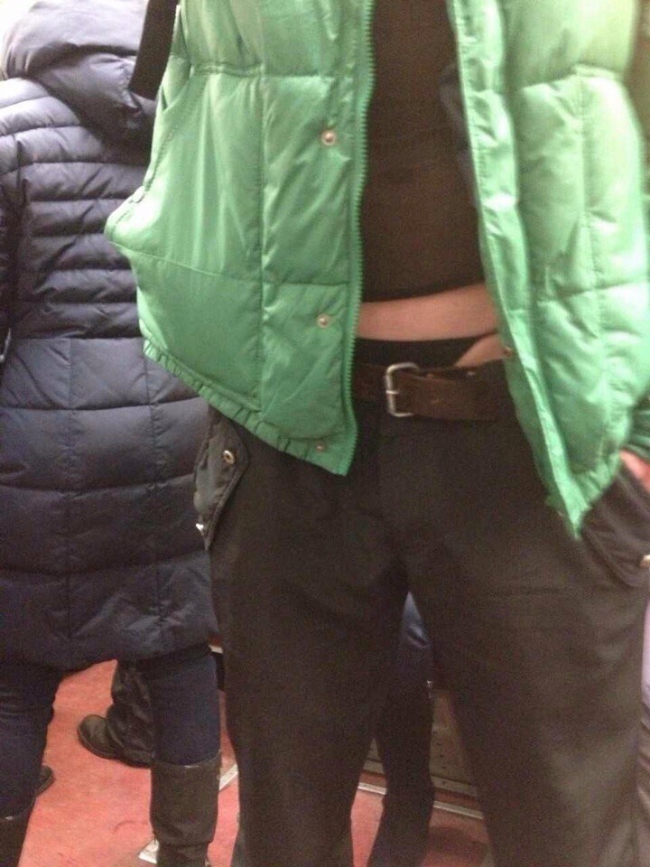  Просто едет мужчина в метро, просто в стрингах, которые видно из под штанов