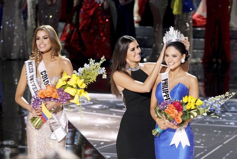 Вселенская ошибка: ведущий конкурса «Мисс Вселенная» по ошибке наградил короной не ту конкурсантку