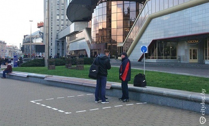 На вокзале в Минске оборудовали место для курения.
