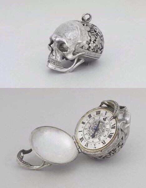 Карманные часы в форме черепа, сделанные из латуни и серебра французским часовщиком Жаном Руссо, дед знаменитого философа Жан-Жака Руссо , 17-й век