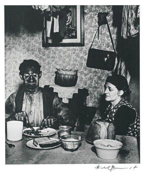 Шахтер из Нортамберленда за ужином, Англия, 1937 г.