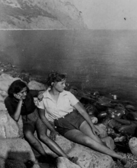 Елена Боннэр (слева) в «Артеке». 1936 год
