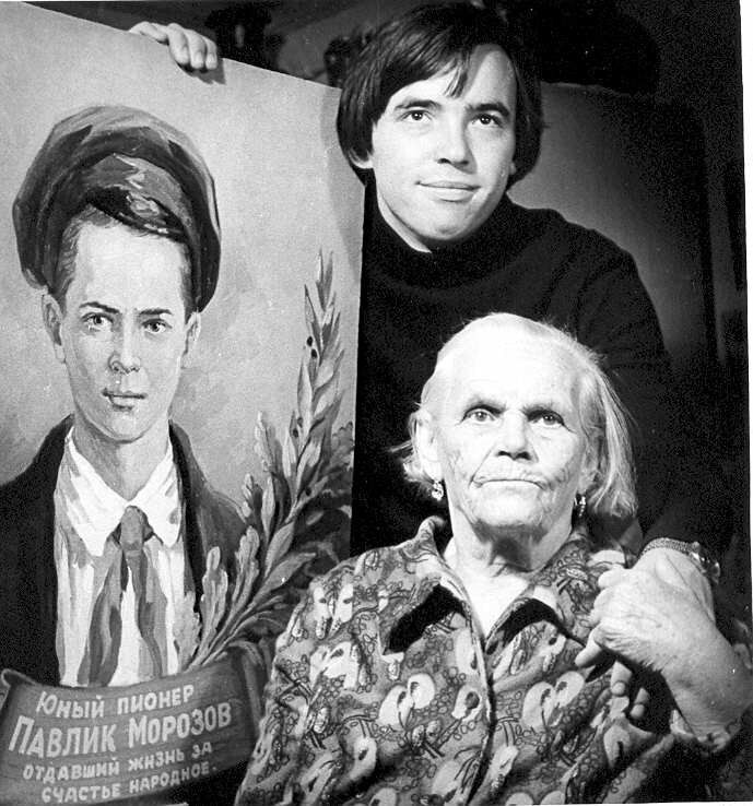 Татьяна Морозова с младшим сыном и портретом старшего. Конец 1970-х