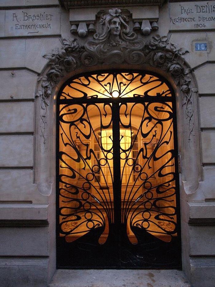 Потрясающая дверь в Париже