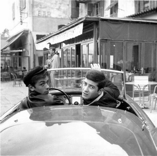 Молодой Делон и Жан-Клод Бриали в маленьком спортивном родстере. Кто сможет угадать название этой машины?