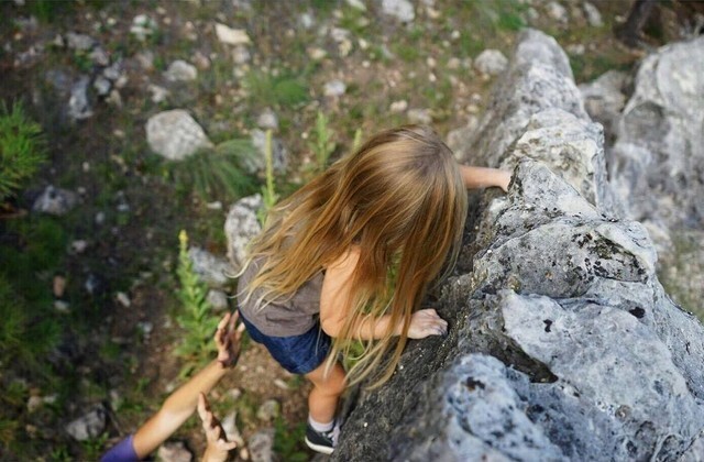 Эта маленькая девочка покоряет скалы вместе со своей мамой