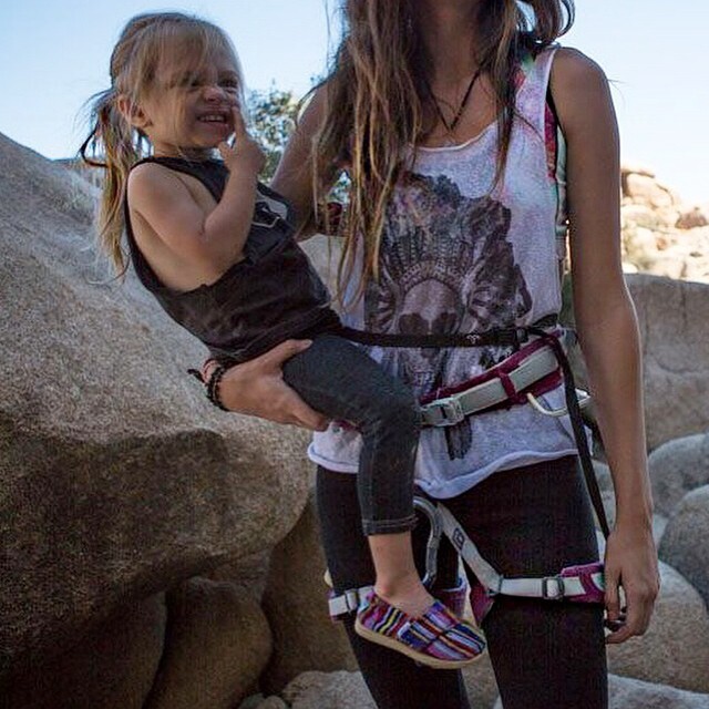 Эта маленькая девочка покоряет скалы вместе со своей мамой