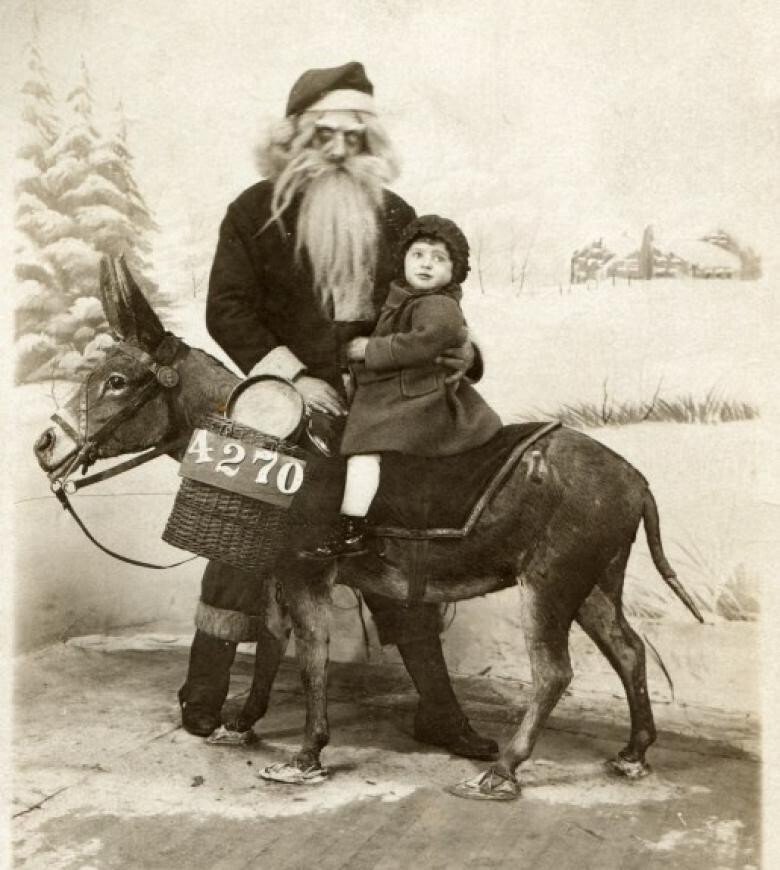 1.  Этот Санта выглядит так, будто с помощью своего ослика он крадет детские души.