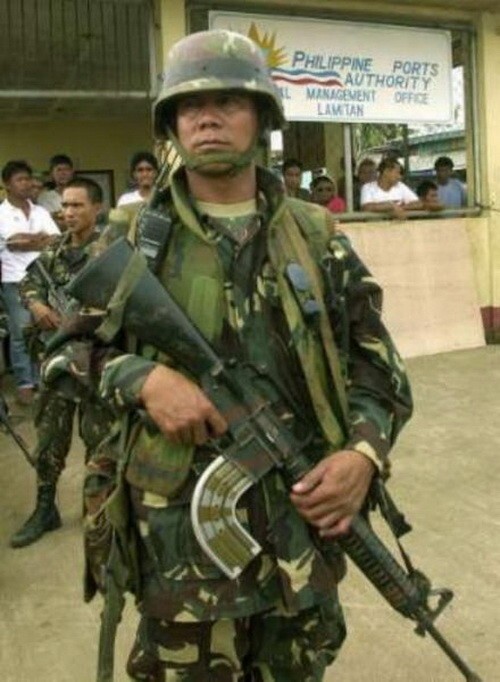 Филиппинский М-16 с загнутым магазином