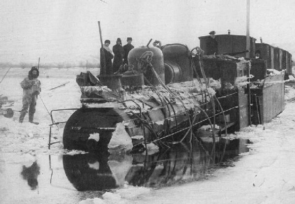  Ушедший под воду паровоз на временной ледовой переправе через Амур, 1905 год