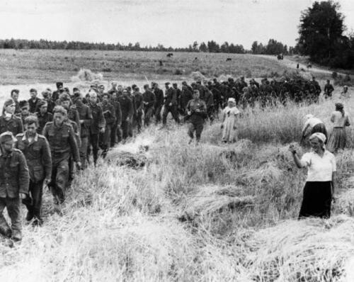 Женщина показывает кукиш немецким военнопленным, 1944 год