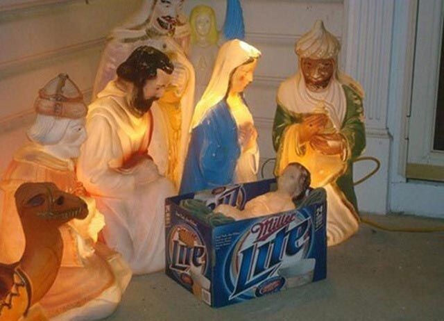 Ясли для маленького Иисуса, сделанные из коробки из-под пива? Оригинально