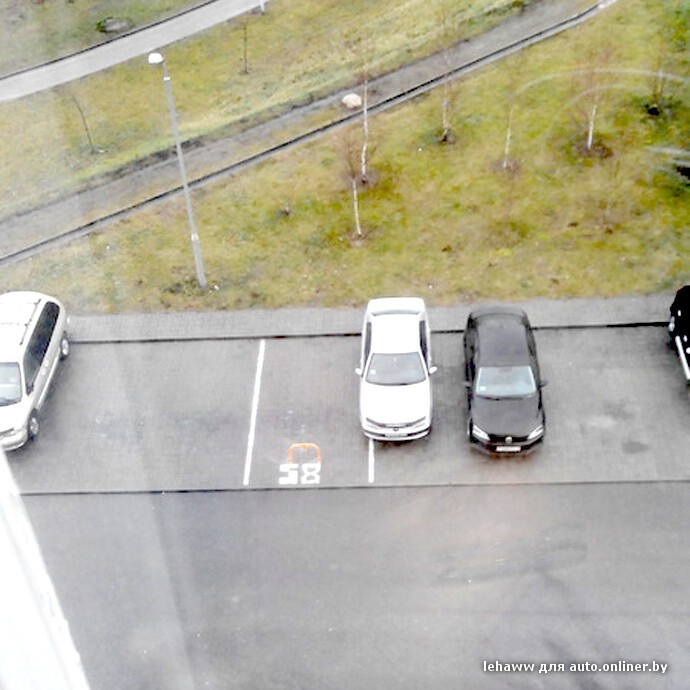 Владелец BMW решил "застолбить" персональное парковочное место во дворе