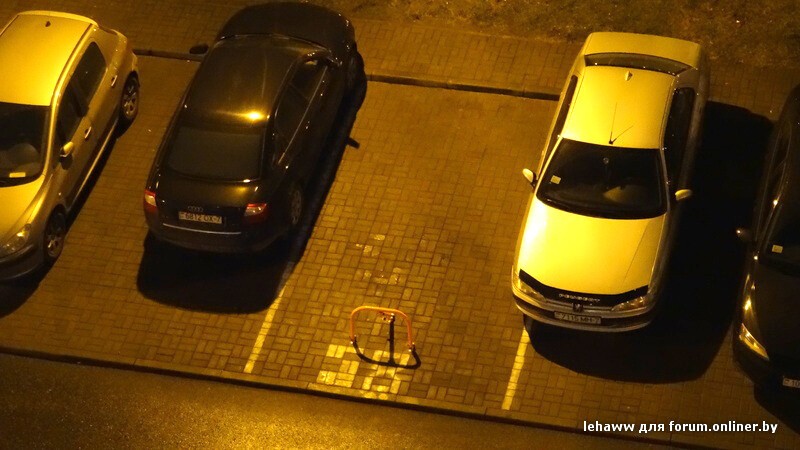 Владелец BMW решил "застолбить" персональное парковочное место во дворе