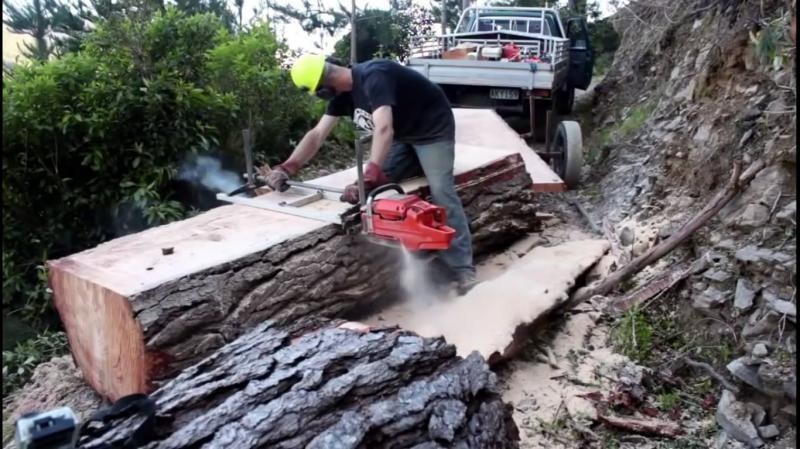Как распилить дерево на доски прямо в лесу 