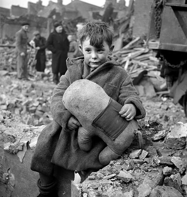 Мальчик с плюшевой игрушкой на развалинах собственного дома, Лондон, 1945