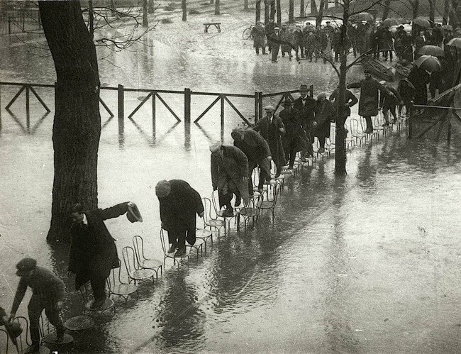 Во время наводнения парижане передвигались по городу при помощи стульев, 1924