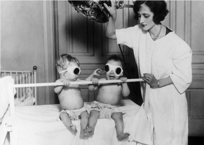 Медсестра облучает детей ультрафиолетом, 1927