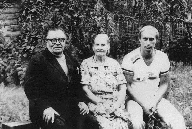 Владимир Путин с родителями перед отъездом в Германию, 1985