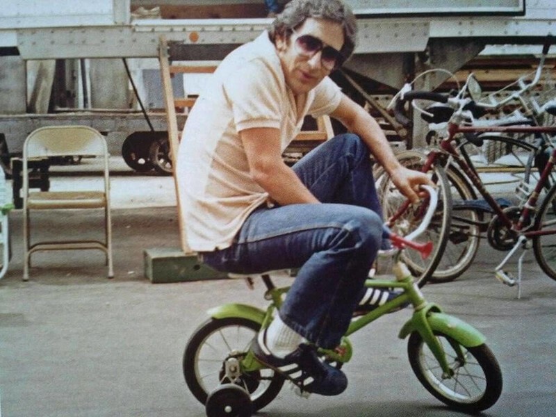 Стивен Спилберг разъезжает на велосипеде в перерыве между съемками фильма «Полтергейст».