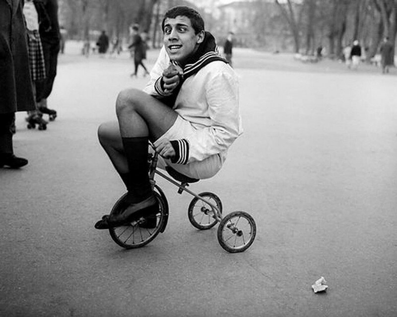 Адриано Челентано на трехколесном велосипеде, 1955 г.