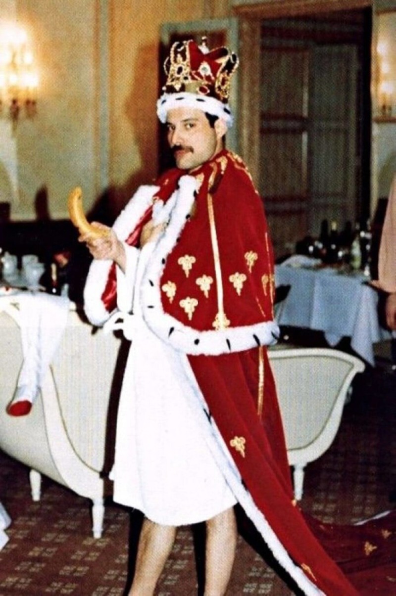Фредди Меркьюри в королевском обличье.
