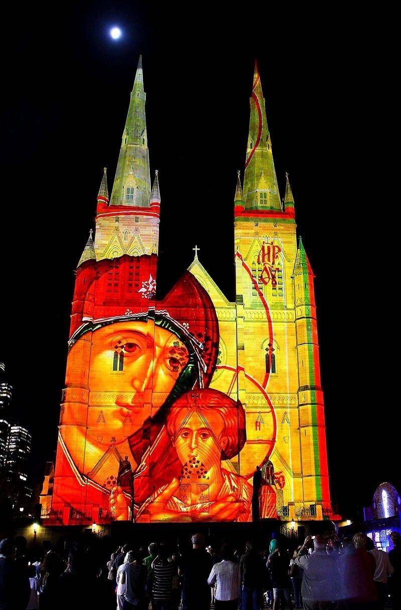 Красиво подсвеченный собор Святой Марии в Сиднее, Австралия.