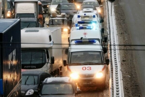 Водителю BMW сломали нос за отказ пропустить скорую помощь в Москве