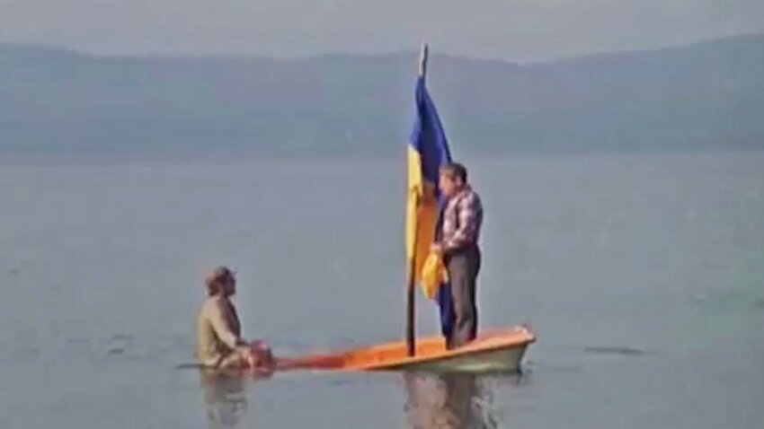 Двое в лодке, нищета и собаки 