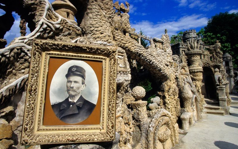 9. Фердинанд Шеваль (Ferdinand Cheval) и Идеальный Дворец (Palais idéal).