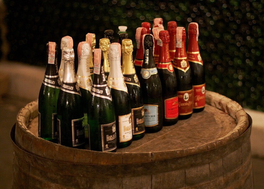 В настоящее время выпускается 18 марок шампанских и игристых вин под торговыми марками «Новый Свет»,