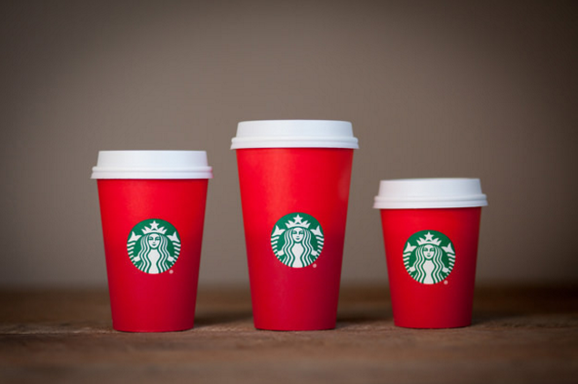 6. Как Starbucks похитил Рождество! Каждое Рождество сеть кофеен традиционно представляет праздничный дизайн стаканчиков, но в этом году лаконичное оформление вызвало недоумение клиентов. 