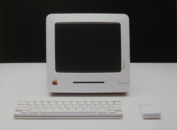 Самый маленький на то время (1985 год) компьютер Apple, он же «Baby Mac». Вместе с ним появилась и клавиатура в истинном «яблочном» стиле.