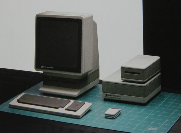 Apple Snow White I «Sony Style». Макет компьютера в стиле Sony, которая тогда задавала тон в электронике. К слову, клавиатуру с «островными» клавишами придумали в Sony, а не Apple, как думают многие недофанаты.