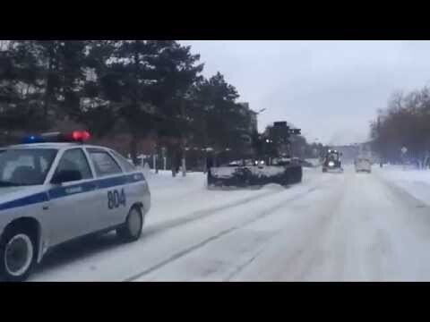 Уборка снега по-русски: «танк» вместо бульдозера. Видео 