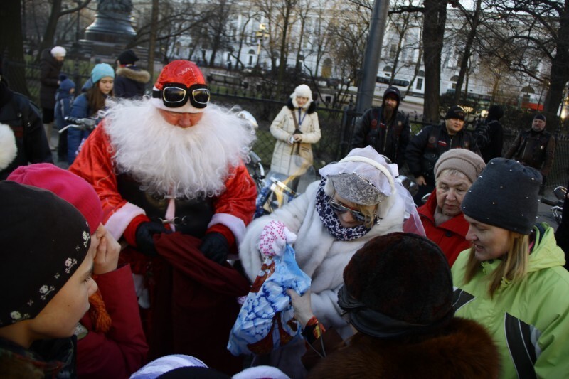 Дед Мороз на байке приехал к детям