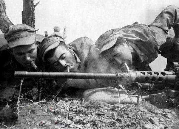 Стреляли... Американские солдаты прикуривают от ствола пулемёта М2НВ 