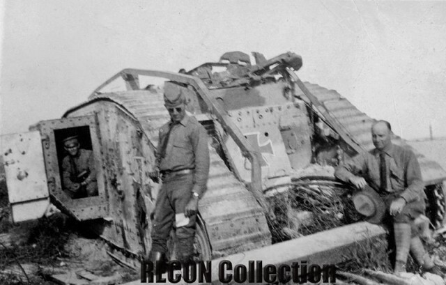 Американские солдаты позируют на фоне подбитого немецкого танка (он же -затрофеенный немцами британский "ромб" типа Mk); Западаный фронт; 1918-й год 